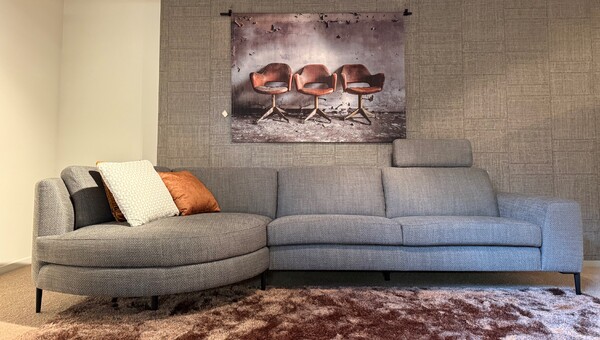  Hoekbank Schillig 22850. 2,5-zits + ronde hoek, vulling memory comfort. 310 x 125 cm. Van  €4.155,- voor €2.495,- 