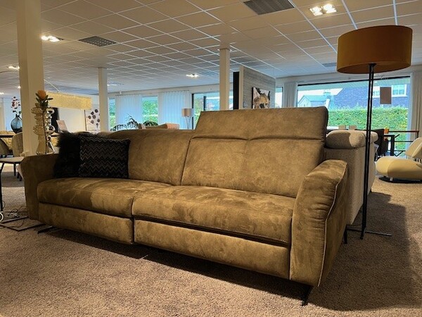 Tofane bank, inclusief relax + hoofdsteunen, comfort bultex, stof Sambia Olive, uitvoering L . Van €3.540,- voor €2.395,-